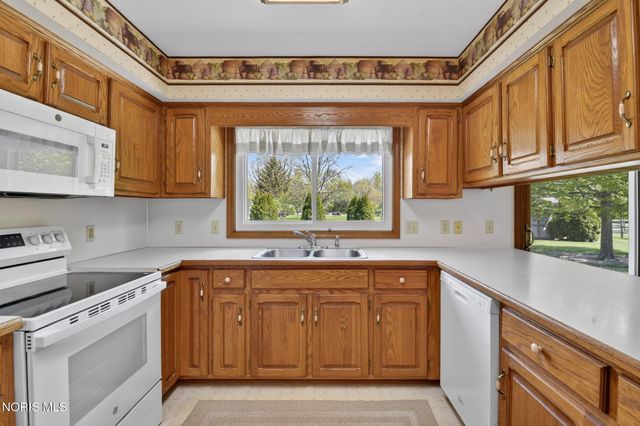 1219 Oaktree Court, Oregon, OH 43616