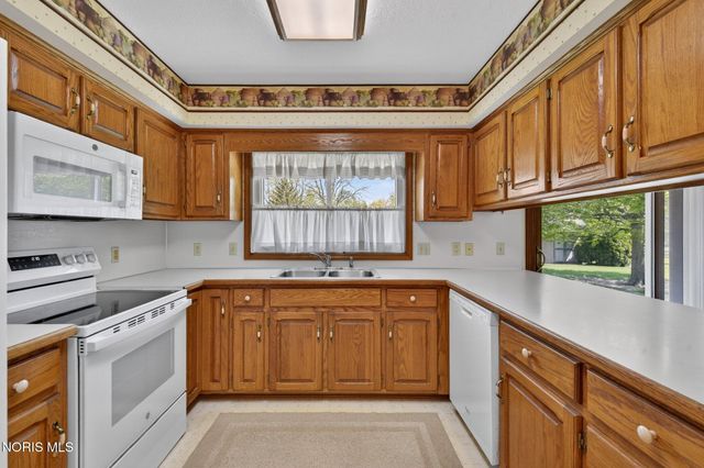 1219 Oaktree Court, Oregon, OH 43616
