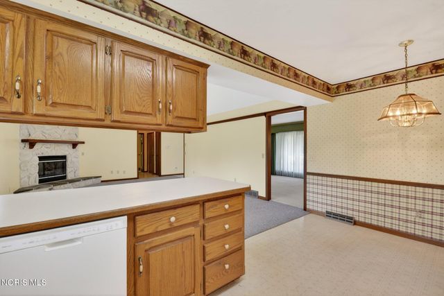 1219 Oaktree Court, Oregon, OH 43616