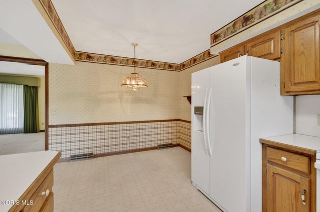 1219 Oaktree Court, Oregon, OH 43616