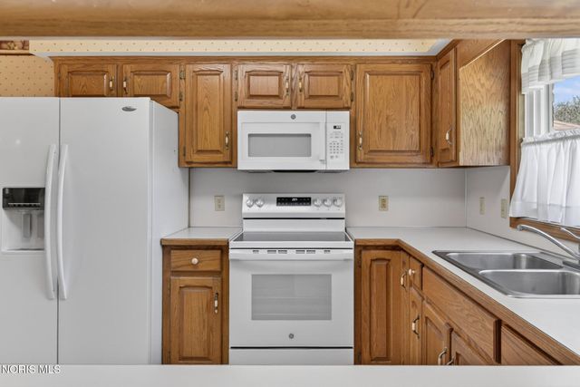1219 Oaktree Court, Oregon, OH 43616
