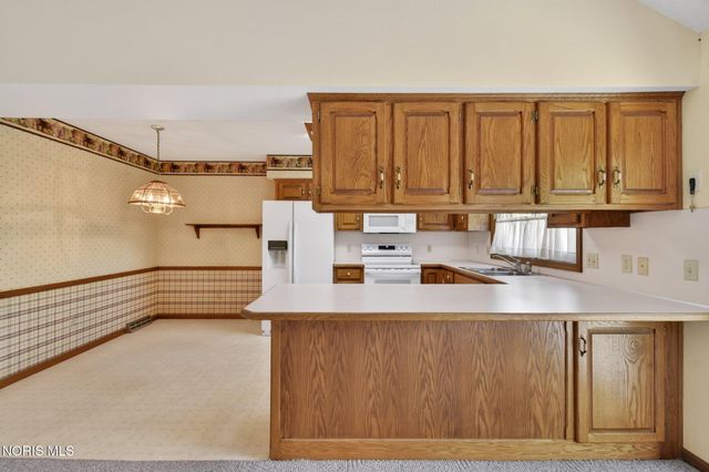 1219 Oaktree Court, Oregon, OH 43616