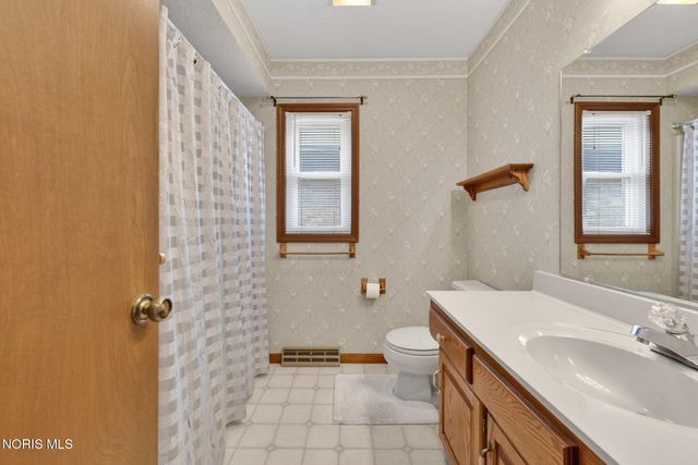 1219 Oaktree Court, Oregon, OH 43616