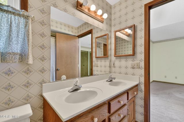 1219 Oaktree Court, Oregon, OH 43616
