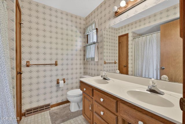 1219 Oaktree Court, Oregon, OH 43616