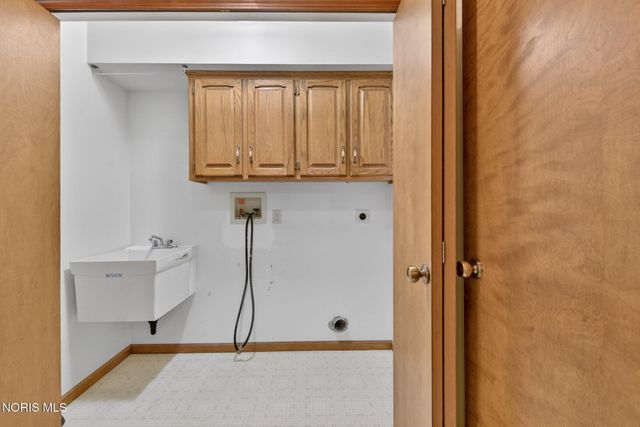 1219 Oaktree Court, Oregon, OH 43616