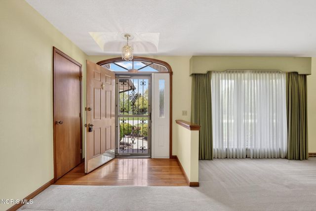 1219 Oaktree Court, Oregon, OH 43616