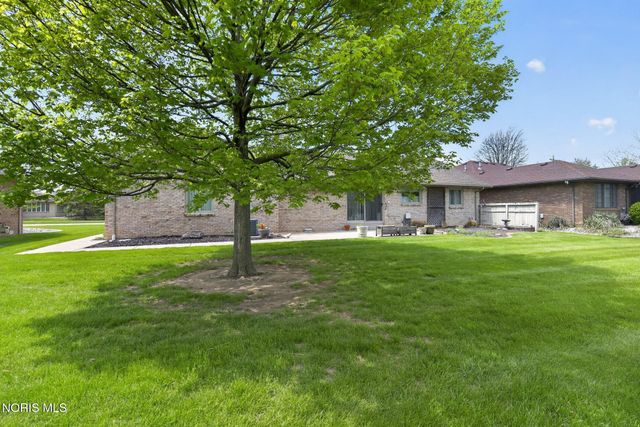 1219 Oaktree Court, Oregon, OH 43616