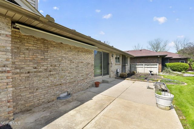1219 Oaktree Court, Oregon, OH 43616