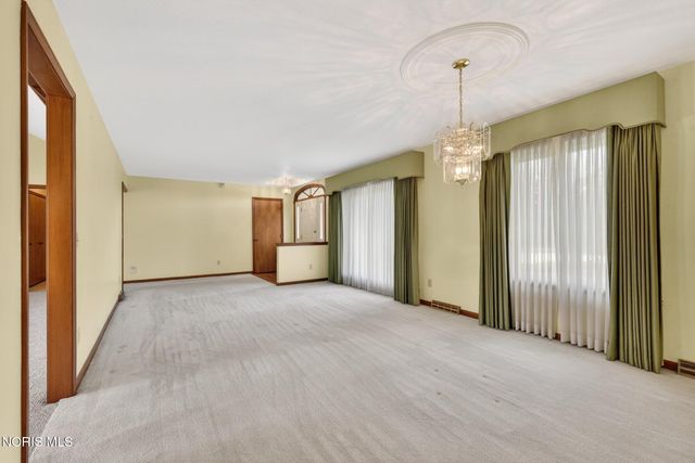 1219 Oaktree Court, Oregon, OH 43616