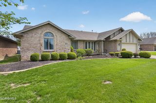 1219 Oaktree Court, Oregon, OH 43616
