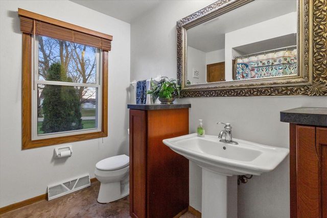 8005 Thistle COURT, Waterford, WI 53185