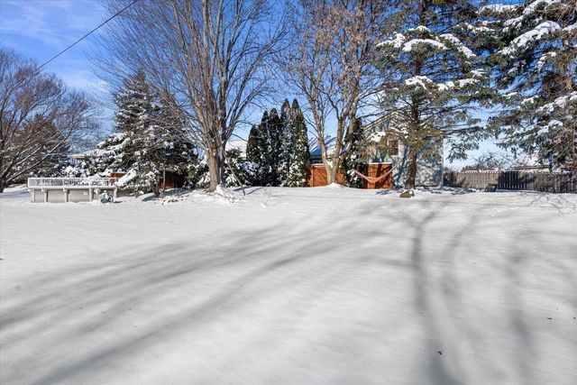 8005 Thistle COURT, Waterford, WI 53185