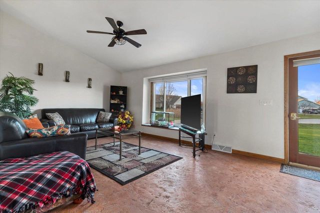 8005 Thistle COURT, Waterford, WI 53185