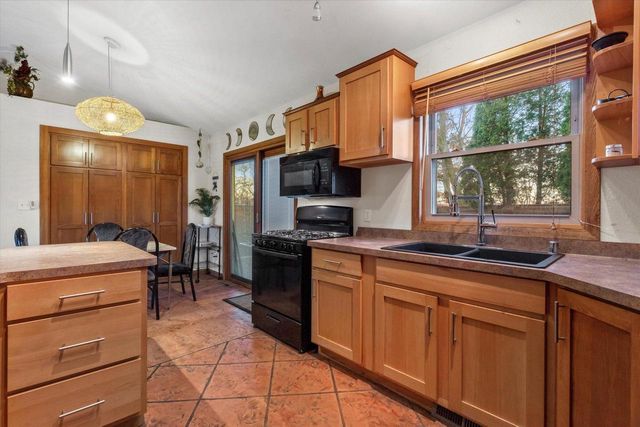 8005 Thistle COURT, Waterford, WI 53185