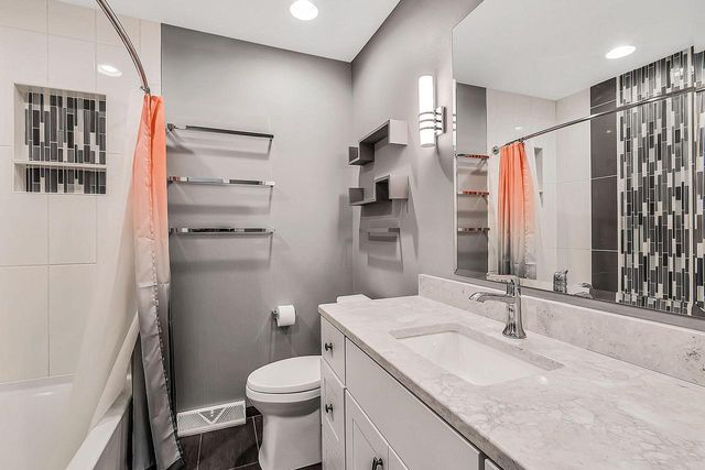 1070 Woodland AVENUE, Elm Grove, WI 53122