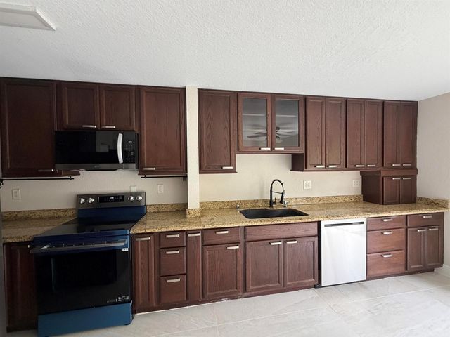 816 Summit Lake Drive, West Palm Beach, FL 33406