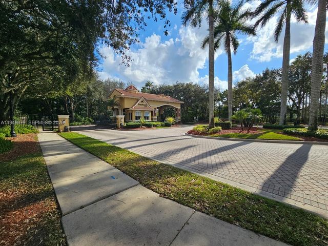 12981 Kapok Ln, Davie, FL 33330