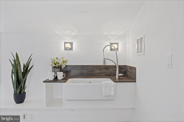 1706 SURREY LN NW, Washington, DC 20007