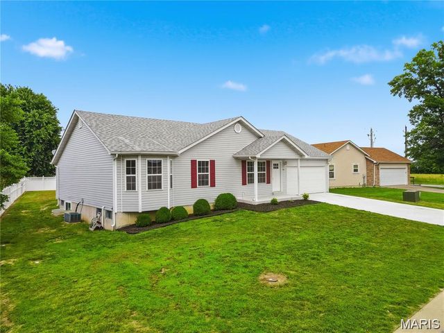 104 Briarwood Drive, Moscow Mills, MO 63362