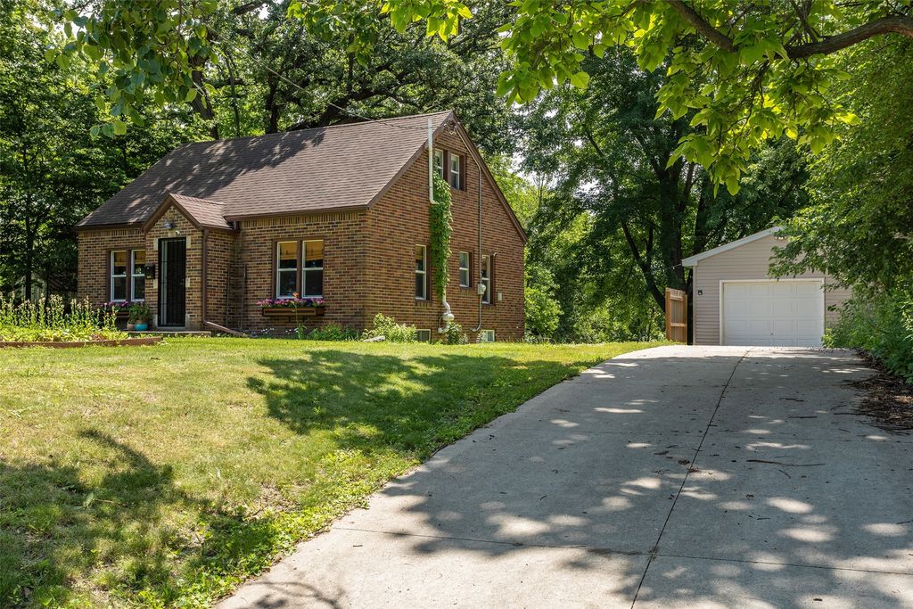 202 Hillside Avenue, Des Moines, IA 50315