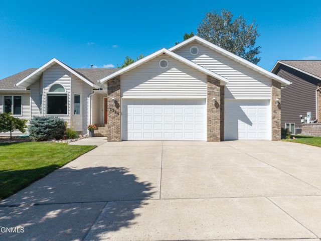 2524 Sharps Loop, Bismarck, ND 58503 property photo