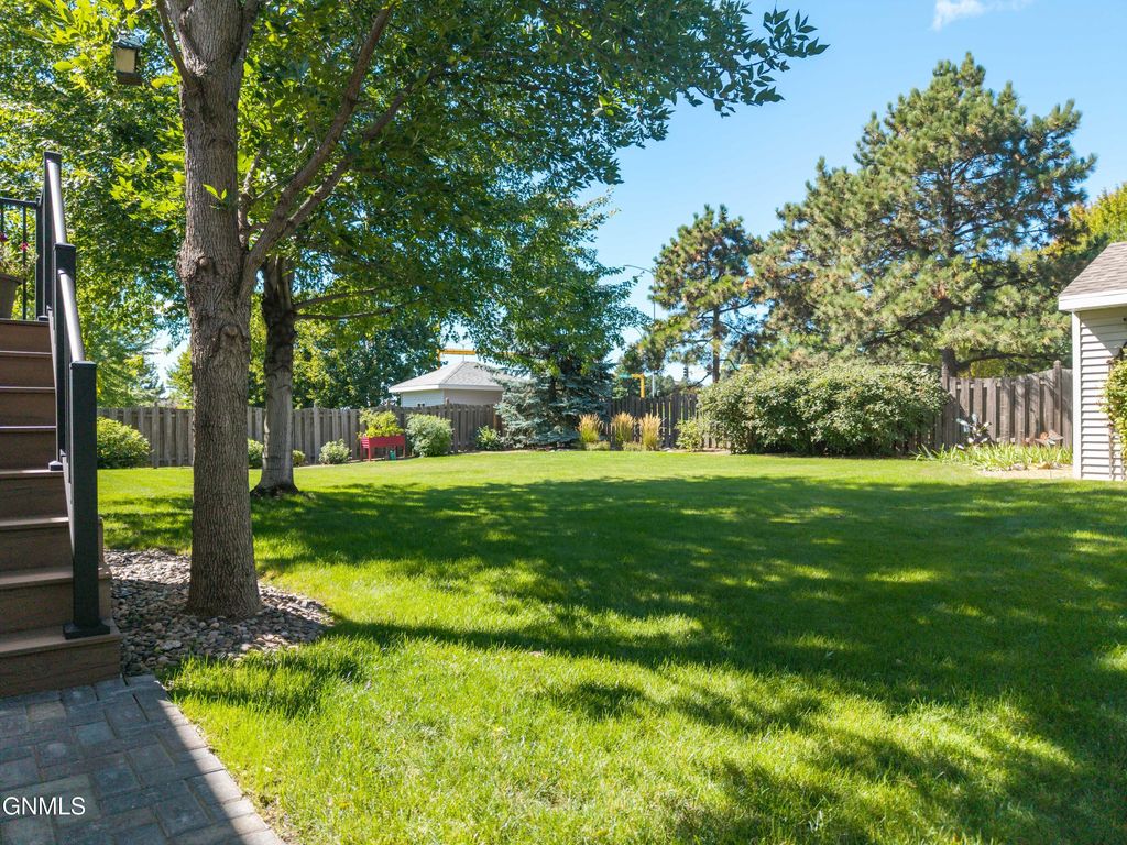 2524 Sharps Loop, Bismarck, ND 58503 photo 2