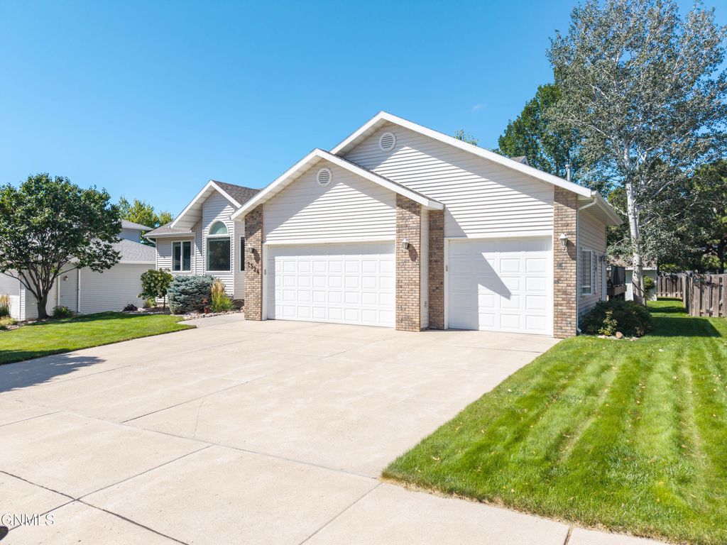 2524 Sharps Loop, Bismarck, ND 58503 photo 3