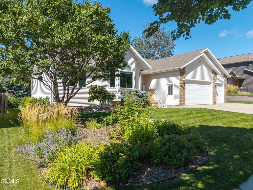 2524 Sharps Loop, Bismarck, ND 58503 photo 4