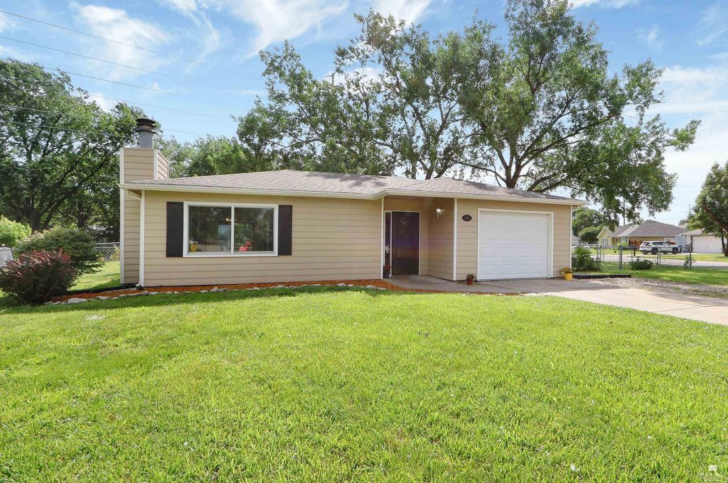 2445 Buttonwood Drive, Manhattan, KS 66502
