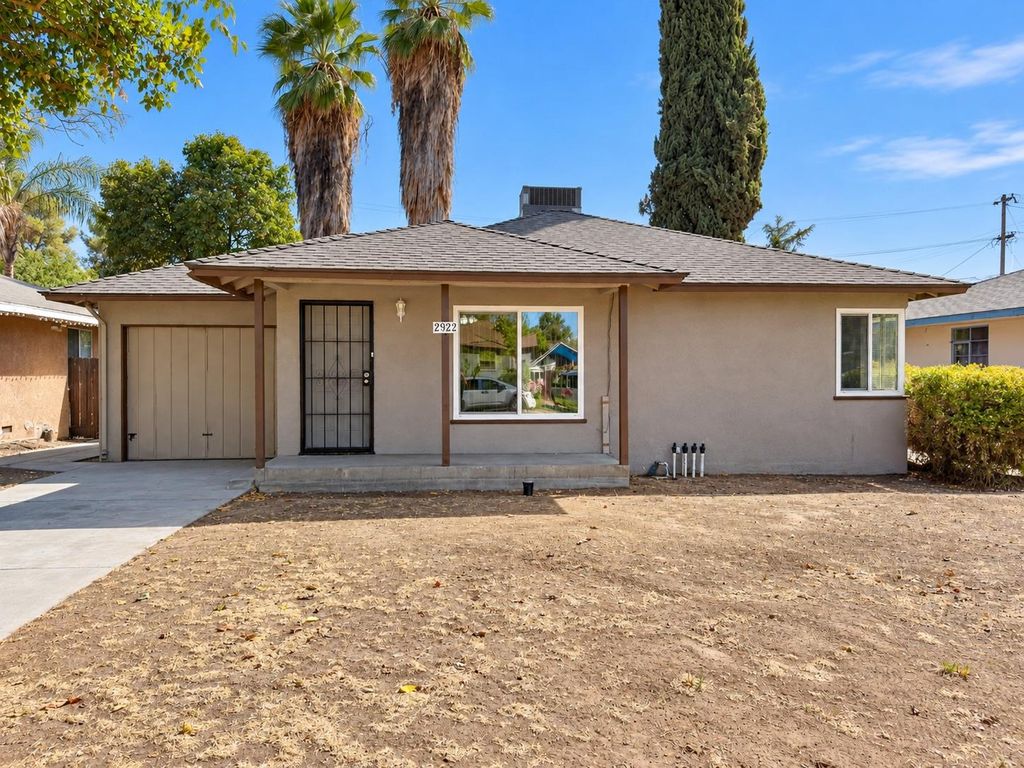 Image 1 of property listing at 2922 E Lamona Avenue, Fresno, CA 93703