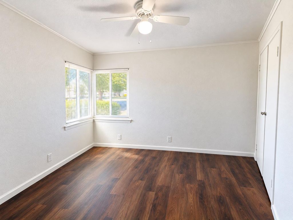 Image 13 of property listing at 2922 E Lamona Avenue, Fresno, CA 93703
