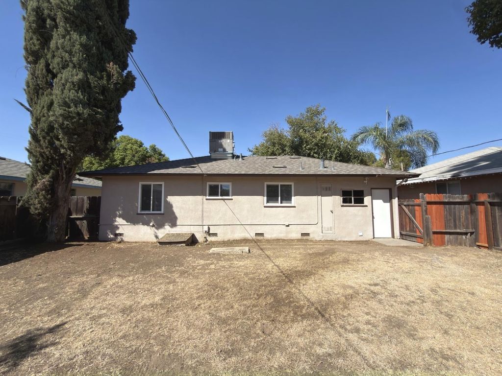 Image 15 of property listing at 2922 E Lamona Avenue, Fresno, CA 93703