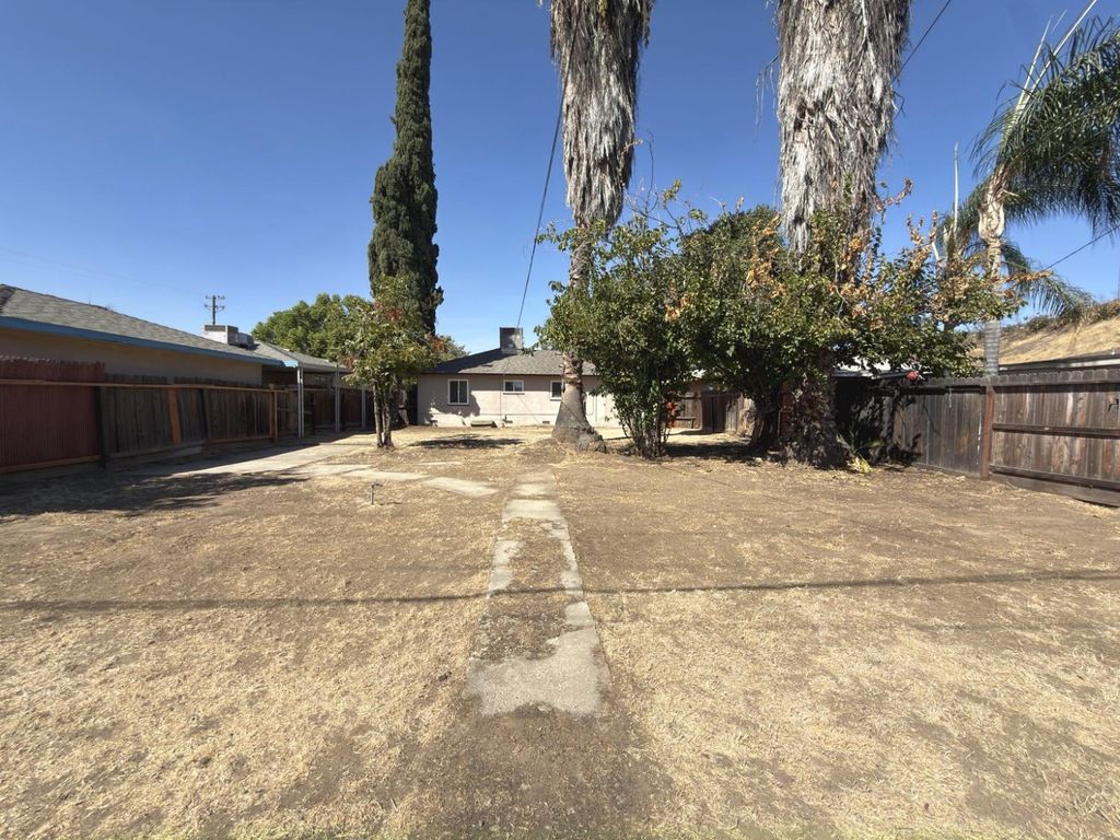 Image 16 of property listing at 2922 E Lamona Avenue, Fresno, CA 93703