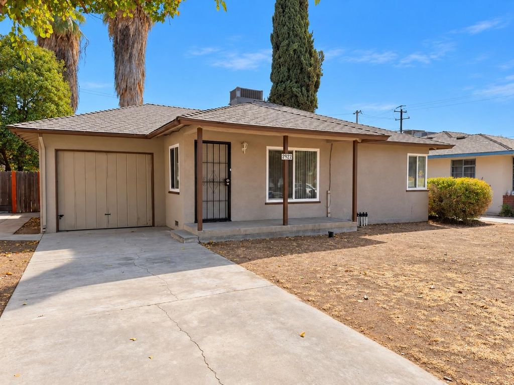 Image 2 of property listing at 2922 E Lamona Avenue, Fresno, CA 93703