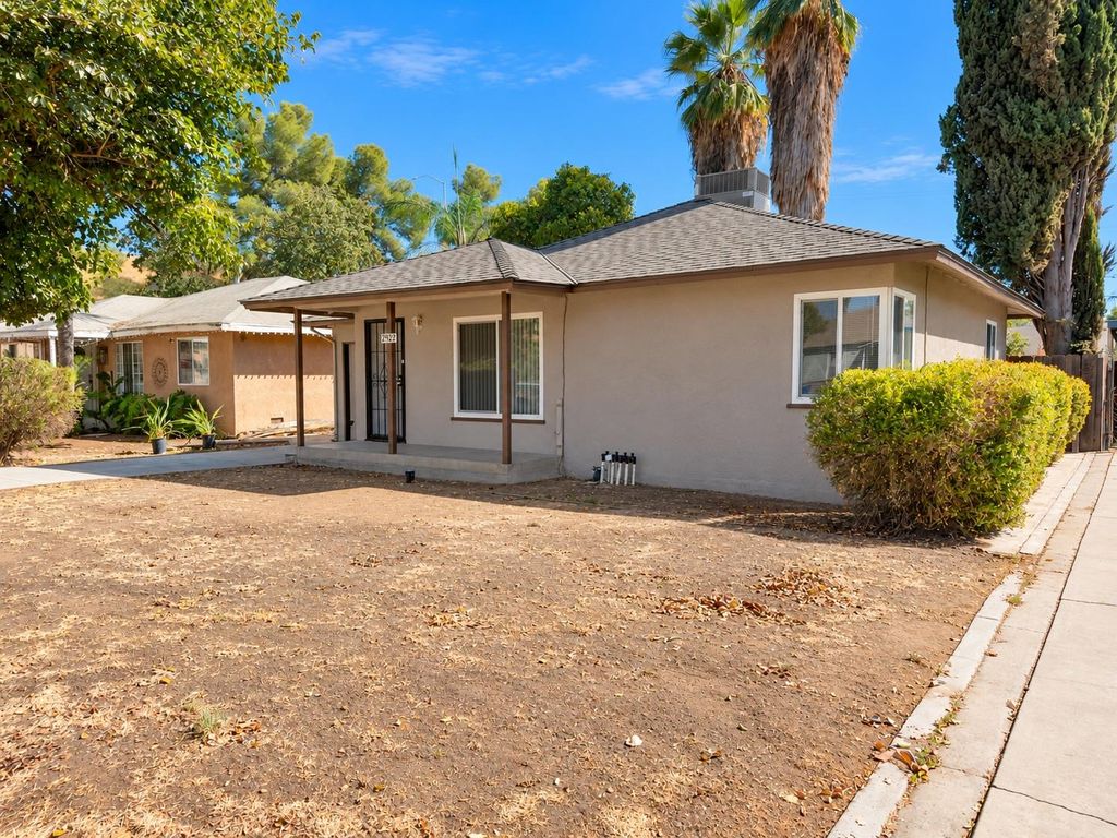 Image 3 of property listing at 2922 E Lamona Avenue, Fresno, CA 93703