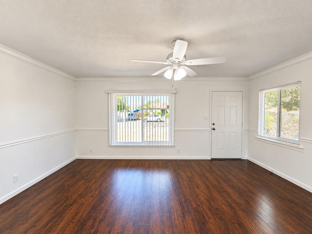 Image 4 of property listing at 2922 E Lamona Avenue, Fresno, CA 93703