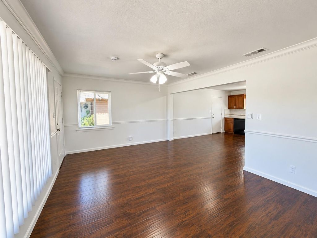 Image 5 of property listing at 2922 E Lamona Avenue, Fresno, CA 93703