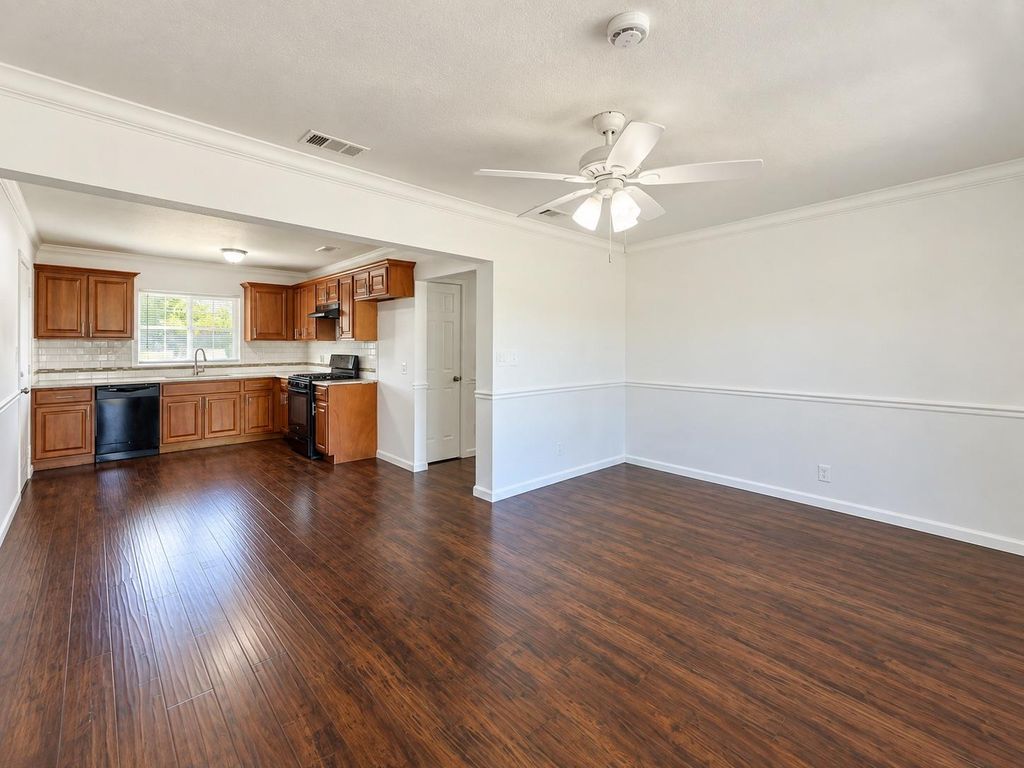 Image 6 of property listing at 2922 E Lamona Avenue, Fresno, CA 93703
