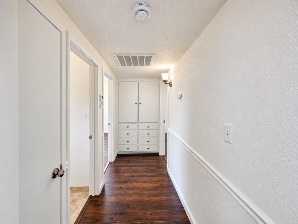 Image 8 of property listing at 2922 E Lamona Avenue, Fresno, CA 93703