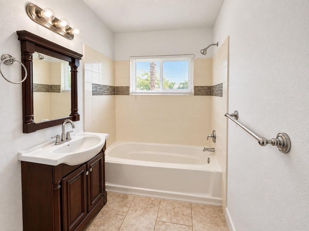 Image 9 of property listing at 2922 E Lamona Avenue, Fresno, CA 93703