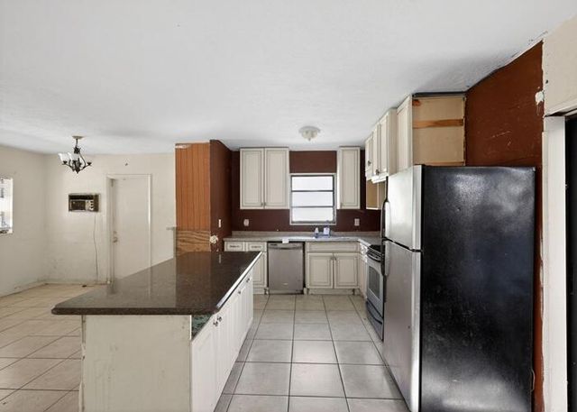 1830 NE 2nd Lane, Boynton Beach, FL 33435