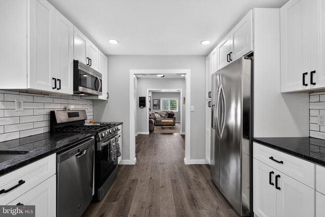 4 BLACKS TER, Paulsboro, NJ 08066