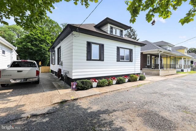 4 BLACKS TER, Paulsboro, NJ 08066