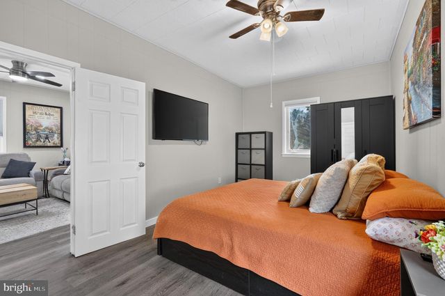 4 BLACKS TER, Paulsboro, NJ 08066