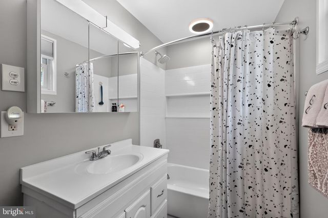 4 BLACKS TER, Paulsboro, NJ 08066