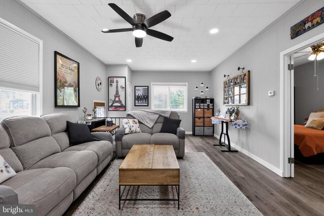 4 BLACKS TER, Paulsboro, NJ 08066