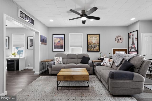 4 BLACKS TER, Paulsboro, NJ 08066