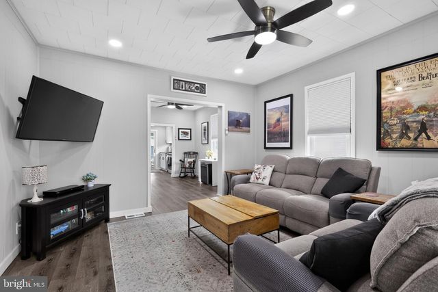 4 BLACKS TER, Paulsboro, NJ 08066