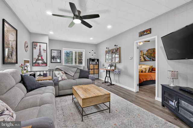 4 BLACKS TER, Paulsboro, NJ 08066